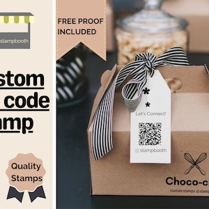 Puede incluir: Una caja de cartón marrón con una cinta a rayas blancas y negras y una etiqueta blanca que dice "Let's Connect!" y tiene un código QR. La etiqueta también tiene el texto "@stampbooth". La caja tiene un sello en blanco y negro con un batidor y el texto "Choco-chip. custom stamps @stampbooth".