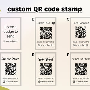 Puede incluir: Seis sellos de código QR personalizados diferentes con varios diseños y textos. Los sellos son blancos con texto negro y códigos QR. El texto incluye "Tengo un diseño para enviar", "¡Escanéame!", "¡Conectémonos!", "¿Te gusta tu pedido?", "¡Escanea abajo!" y "¡Sigue para más!" Cada sello incluye el texto "COMPARTIR | SEGUIR | ETIQUETA" y "@stampbooth".