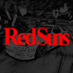 Könnte beinhalten: Eine schwarz-weiße grafische Illustration mit zwei Sportwagen auf einer kurvenreichen Straße, wobei der Text RedSuns in fetten roten Buchstaben in der Mitte gedruckt ist. Das Kunstwerk zeigt eine dynamische Rennszene mit hohem Kontrast.