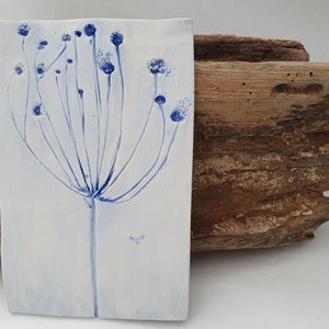 Arte de cerámica, azulejo vegetal decorativo hecho a mano, diseño de anémona otoñal. Hermoso regalo.