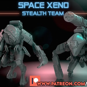 Pode incluir: Duas figuras robóticas cinzentas futuristas são exibidas contra um fundo escuro. O texto "SPACE XENO STEALTH TEAM" está no topo. Uma figura tem uma arma grande e a outra um canhão. O logotipo do Patreon e o site estão na parte inferior.