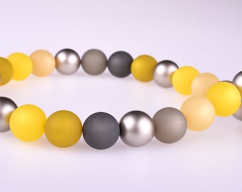 Modisch elegante Polariskette in Gelb und Grau, 14mm original Polaris Perlen, silberne metallic Acryl Perlen als Akzent, leichte Sommerkette