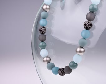 Elegante Halskette in zarten Blautönen, Mischung aus Polaris Perlen, Acrylperlen metallic, glänzend und mit originellem Spiralmuster