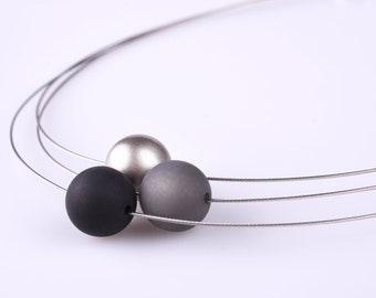 Leichte Polaris Kette, schlicht eleganter Halsreif, grau, schwarz und silber, echte Polarisperlen, metallic Acryl Perle