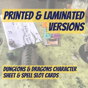 Könnte beinhalten: Gedruckte und laminierte Dungeons & Dragons Charakterbögen und Zauberslotkarten. Das Bild zeigt verschiedene Spielsteine, darunter Würfel, Figuren und Karten. Der Text auf den Karten ist sichtbar, und das Gesamtthema ist Tabletop-Gaming.