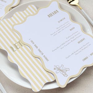 Geschulpte bruiloftsmenukaart, dinermenu met golvende rand, neutraal geel trouwmenu