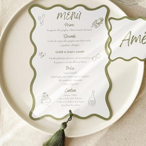 Menú de boda con bordes ondulados, estampado verde y borla, tarjeta para menú de cena, cartulina texturizada de 400 g/m².