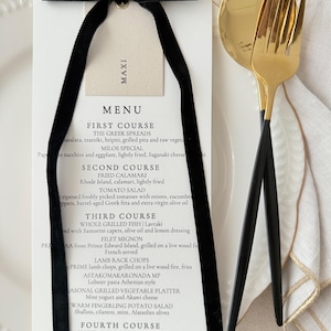 Menü mit Samtband, Menü mit Platzkarte, Hochzeitsmenü, Event-Menüs, Menüs mit Namen, Platzkarten inklusive, Hochzeitsmenü aus Samt
