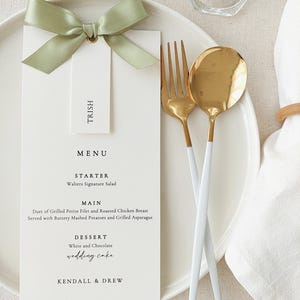 Saliegroen gekleurd menu, menu met plaatskaart, trouwmenu, evenementenmenu's, menu's met namen, huwelijksuitnodiging met lint