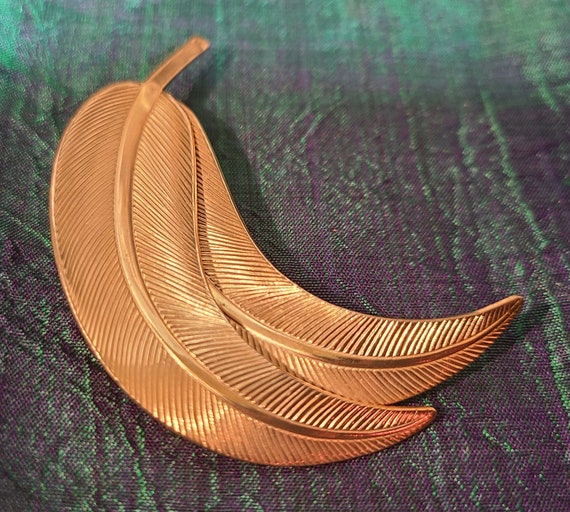 1960s Costume Jewelry Gold Tone Leaf Brooch - image 1