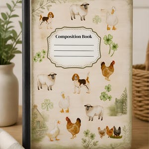 Può includere: Un quaderno con copertina color crema decorata con illustrazioni di pecore, beagle, anatre, galline e trifogli verdi. Al centro si trova un'etichetta decorativa con il testo Composition Book e quattro righe per la scrittura.