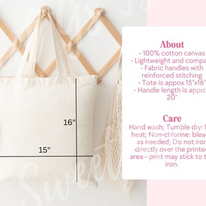 Puede incluir: Una bolsa de lona blanca con asas de tela. La bolsa mide 38 cm de ancho por 41 cm de alto. La bolsa de lona est&aacute; colgada en un estante de pared de madera. El texto "About" y "Care" est&aacute; impreso en una tarjeta blanca junto a la bolsa. El texto describe el material, el tama&ntilde;o y las instrucciones de cuidado de la bolsa.