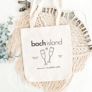 Puede incluir: Una bolsa de lona blanca con el texto "bach island" en negro, dos copas de champ&aacute;n con un coraz&oacute;n rosa, el texto "Turks and Caicos" y "March 2024", y el texto "Jenna's bachelorette" en negro.