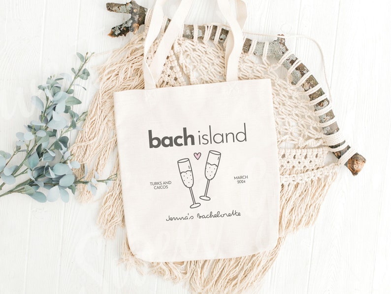Puede incluir: Una bolsa de lona blanca con el texto "bach island" en negro, dos copas de champ&aacute;n con un coraz&oacute;n rosa, el texto "Turks and Caicos" y "March 2024", y el texto "Jenna's bachelorette" en negro.