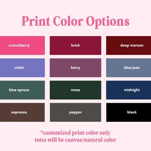 Puede incluir: Un gr&aacute;fico que muestra 12 opciones de color diferentes para bolsas de mano. Los colores son: crunchberry, ladrillo, granate oscuro, violeta, baya, azul vaquero, abeto azul, musgo, medianoche, espresso, pimienta y negro. El texto en la parte inferior dice "*color de impresi&oacute;n personalizado solo las bolsas de mano ser&aacute;n de lona/color natural"