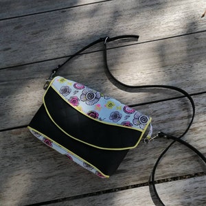 Petite pochette LOLA en simili cuir noir matelassé et coton fleuri
