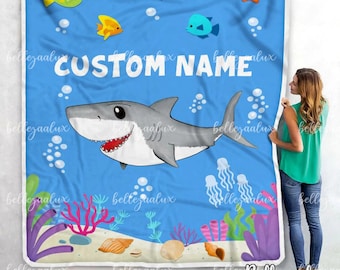 Manta de tiburón personalizada: nombre personalizado bajo el mar de vellón