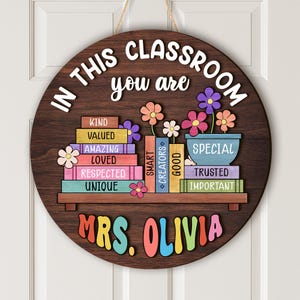 Aangepaste deurhanger leraar: In This Classroom, gepersonaliseerd houten bord
