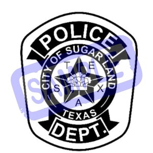 Puede incluir: Insignia de policía en blanco y negro con el texto "POLICE" en la parte superior, "CITY OF SUGAR LAND" alrededor de una estrella y "TEXAS DEPT." en la parte inferior. La insignia tiene forma de escudo.