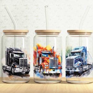 Puede incluir: Tres vasos de vidrio con tapas de bambú y pajitas transparentes. Cada vaso presenta una pintura de acuarela de un camión en negro, naranja y azul. Los camiones están sobre un fondo abstracto colorido.