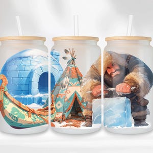 Op de afbeelding: Drie geïsoleerde bekers met verschillende ontwerpen. De eerste beker heeft een blauwe iglo met een kano ervoor. De tweede beker heeft een kleurrijke tipi met een bruine beer ervoor. De derde beker heeft een man met een baard in een bruine bontjas die ijs snijdt.