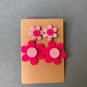 Mod Dangling Flower Power Earrings