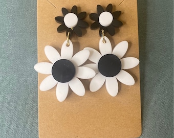 Mod Dangling Flower Power Daisy Earrings