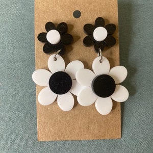 Mod Dangling Flower Power Earrings