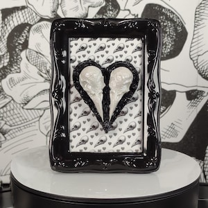 Zwart-witte raafschedels • Geüpcycled 4&quot; sierlijk metalen frame • Donker-romantische, occulte heksenkunst aan de muur • Donkere esthetiek • Horror enge gothic decor