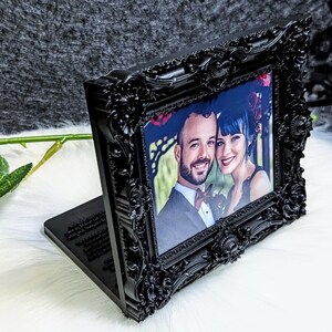 Marco de fotos de pie con letras en relieve personalizadas y ornamentadas en negro | Regalo para ocasiones especiales | Aniversario, cumpleaños, Día de la Madre y del Padre