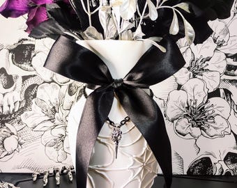 Witte decoratieve glazen vaas met SPIDERWEB met zwarte strik en vogelschedelketting • 7" gotisch bruiloftsstuk • Halloweenversieringen • Gothic cadeau