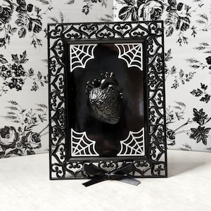Corazón anatómico negro y telarañas en marco reciclado pintado a mano • Arte mural gótico macabro • Estética oscura • Decoración gótica alternativa y espeluznante para el hogar