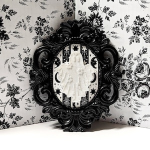 Fantasma floral enmarcado de 9.5&quot; • Marco de resina gótico victoriano adornado hecho a mano • Arte de pared macabro para colgar • Decoración gótica/de terror/de brujas • Regalo espeluznante