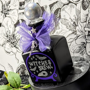 Heksen brouwen zwarte glazen fles toverdrank • Raafschedel, vleermuizen en glitterstop • Gotische occulte hekserij altaarpot • Halloweendecor