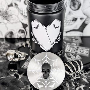 Koekjestrommel met zwarte vleermuis en spinnenwebschedeldeksel | Gotische opbergdoos voor keuken | Donkere esthetische container | Griezelige macabere occulte pot