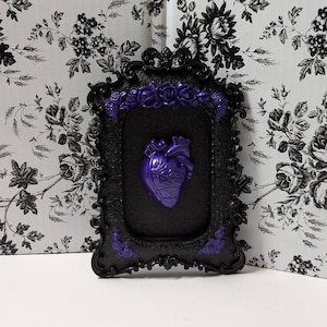 Corazón morado sobre purpurina negra • Marco de resina y tablero con diseño floral adornado hecho a mano • Arte de pared gótico macabro • Decoración gótica de terror para el hogar • Regalo espeluznante único