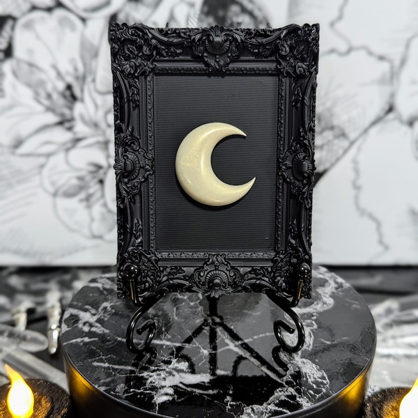 Mini luna creciente barroca enmarcada • Placa de pared celestial lunar de 3,8" • Altar gótico caprichoso de brujas • Estética oscura • Regalo gótico oculto melancólico