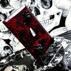 Könnte beinhalten: Ein Set aus drei Keramikbechern mit gesprenkelter, matter Oberfläche. Die Becher sind in Creme-, Hellgrau- und Dunkelgrautönen gehalten. Jeder Becher hat ein schlichtes, minimalistisches Design und einen abgerundeten Henkel.