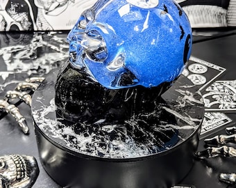 Crânio Shaker de resina com pedras de obsidiana, morcegos e fantasma • Crânio globo de neve de mica azul iridescente • Decoração macabra, de terror e gótica sombria feita à mão