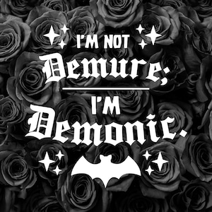 Ik ben niet ingetogen; Ik ben demonisch! | Raam-/bumpersticker spookachtig | Gothic auto-accessoires/accenten | Evil Witchy Bats laptop sticker | Donkere esthetiek