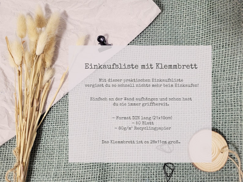 Puede incluir: Una lista de la compra en un portapapeles con el texto Einkaufsliste mit Klemmbrett, Mit dieser praktischen Einkaufsliste vergisst du so schnell nichts mehr beim Einkaufen!, Einfach an der Wand aufh&auml;ngen und schon hast du sie immer griffbereit., Format DIN lang (21x10cm), 50 Blatt, 80g/m&sup2; Recyclingpapier, Das Klemmbrett ist ca 28x11cm gro&szlig;.