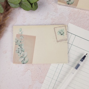 Bloc de notas DIN A7 fabricado con papel reciclado con aspecto vintage y eucalipto.