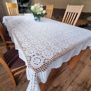 Vintage feingehäkelte Tischdecke, weiß, aufwendige Handarbeit.