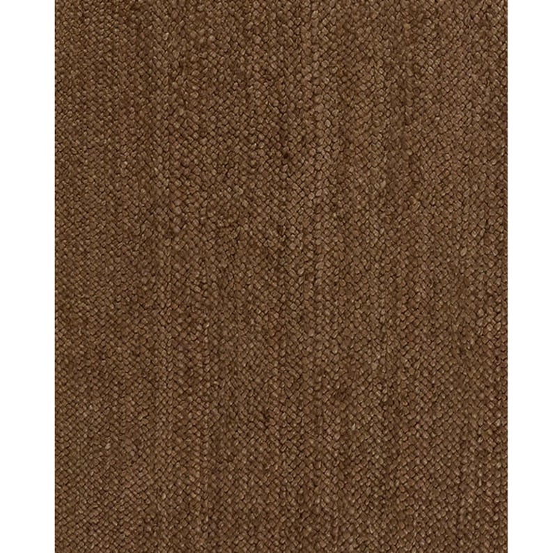 Puede incluir: Una muestra de tela marr&oacute;n s&oacute;lida que presenta un tejido denso y uniforme con una superficie texturizada y granulada. El material muestra un color marr&oacute;n medio consistente, caracterizado por un patr&oacute;n entrelazado repetitivo.