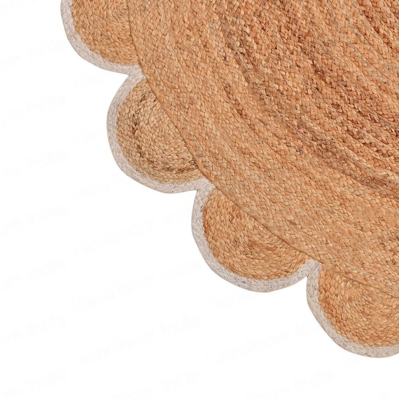 Pode incluir: Um tapete redondo de fibra natural com uma borda festonada. O tapete &eacute; feito de um material tecido e tem uma cor castanho claro.