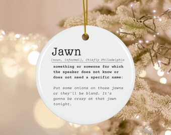 Op de afbeelding: Witte keramische ornament met het woord "Jawn" gedefinieerd als "iets of iemand waarvan de spreker de naam niet weet of niet hoeft te weten." De definitie gaat verder met "Doe wat uien op die jawns, anders zijn ze saai. Het wordt gek bij die jawn vanavond."