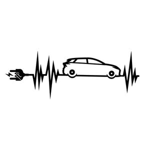 Puede incluir: Gráfico en blanco y negro de un coche eléctrico conectado a un enchufe de carga. El diseño incorpora una forma de onda similar a un latido del corazón, que simboliza la fuente de energía eléctrica del coche. El coche es un hatchback.