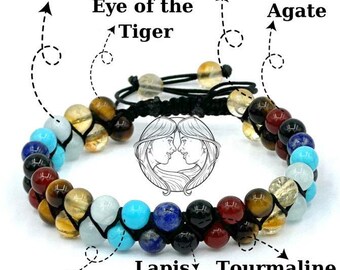 Puede incluir: Un brazalete con una variedad de piedras preciosas, incluyendo aguamarina, citrino, ágata, turquesa, lapislázuli y turmalina. El brazalete está hecho con cuerda negra y presenta un dije con el símbolo del zodíaco Géminis.