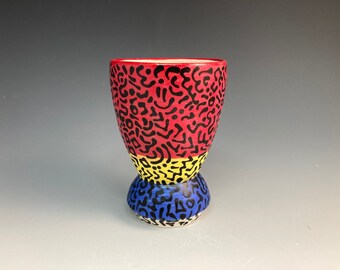 Jarrón Doodle Cup: Cerámica de baja temperatura, rojo, amarillo y azul (12 cm de alto x 8,3 cm de ancho)