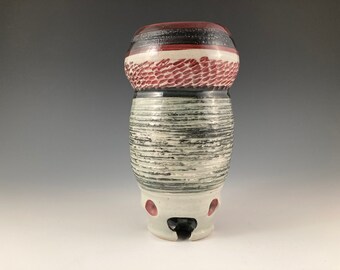 Jarrón de gres hecho a mano: esmaltado en rojo, negro, blanco y verde - Julie Frith